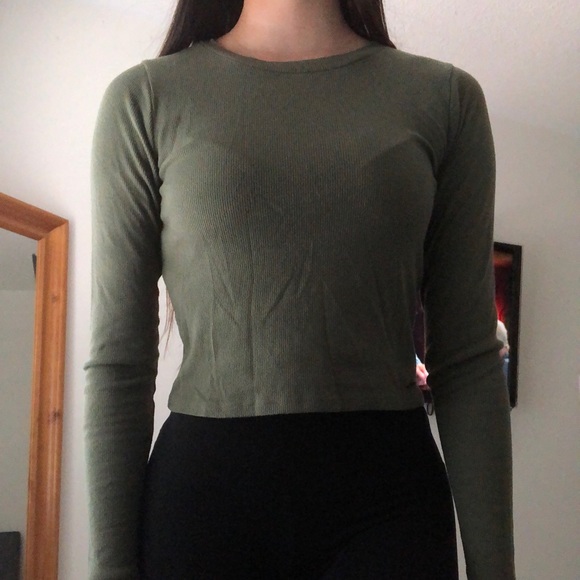 2/2 HOLLISTER long sleeve crop top - Picture 2 of 4